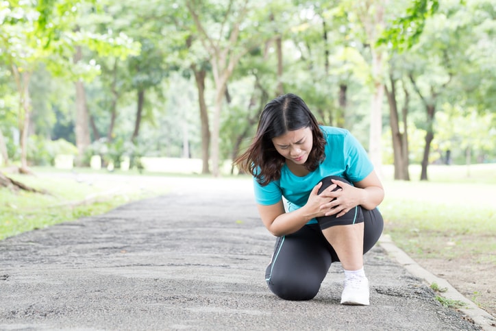 Knee pain in women: Causes, symptoms, and treatment