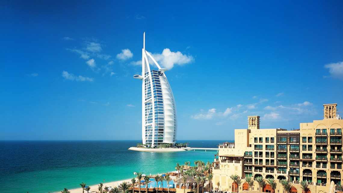 Going Cashless in UAE: Pros and Cons